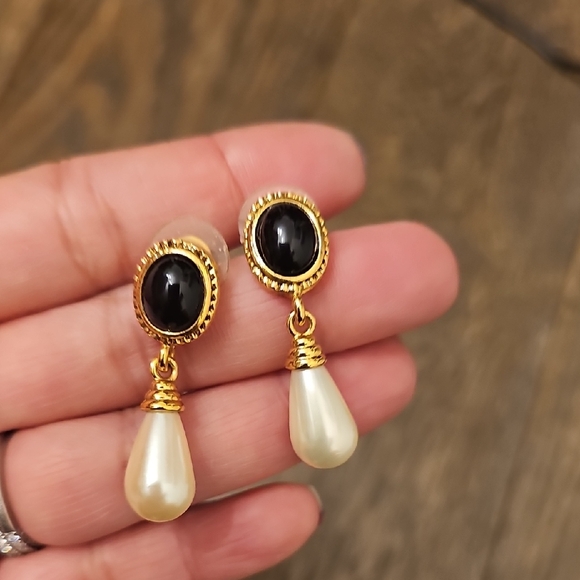 Jewelry - Elegant Gold and Black Drop Earrings
